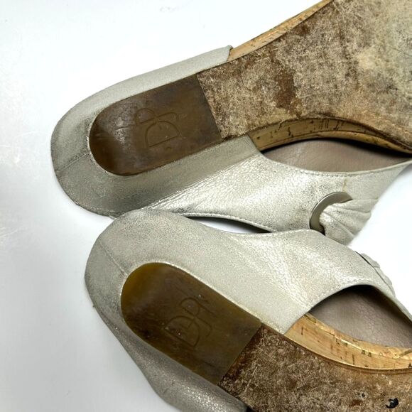 Donald Pliner Dionne Champagne Gold Metallic Leather Toe-Post Wedge Sandals Sz 8 - Picture 8 of 15